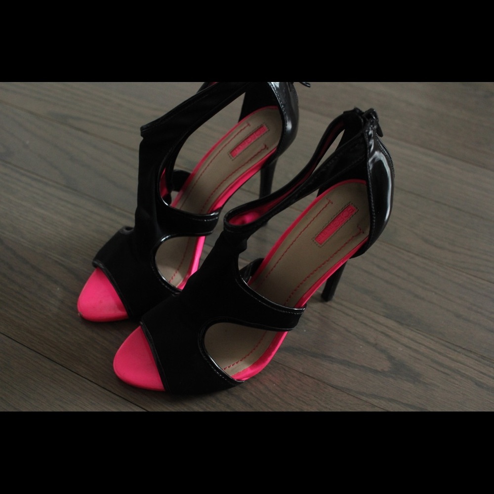 Black and pink BCBG sandal